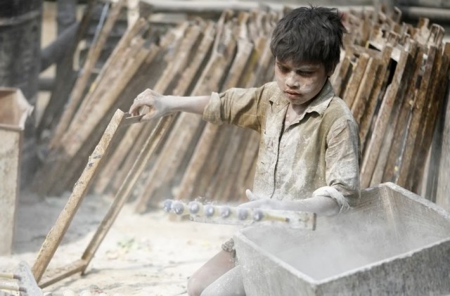 33 мільйони дітей до 18 років, які живуть в Бангладеш, живуть за межею бідності і змушені працювати.